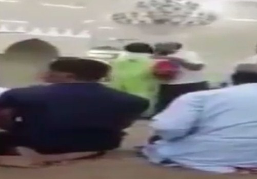 بالفيديو  ..  اهالي مكة يواسون عامل نظافة بنغالي تلقى خبر وفاة والده في المسجد
