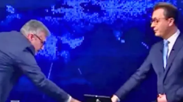 اخرج من بلدي ..  شاهد سجالاً مباشراً بين ضيف تركي ومقدم سوري