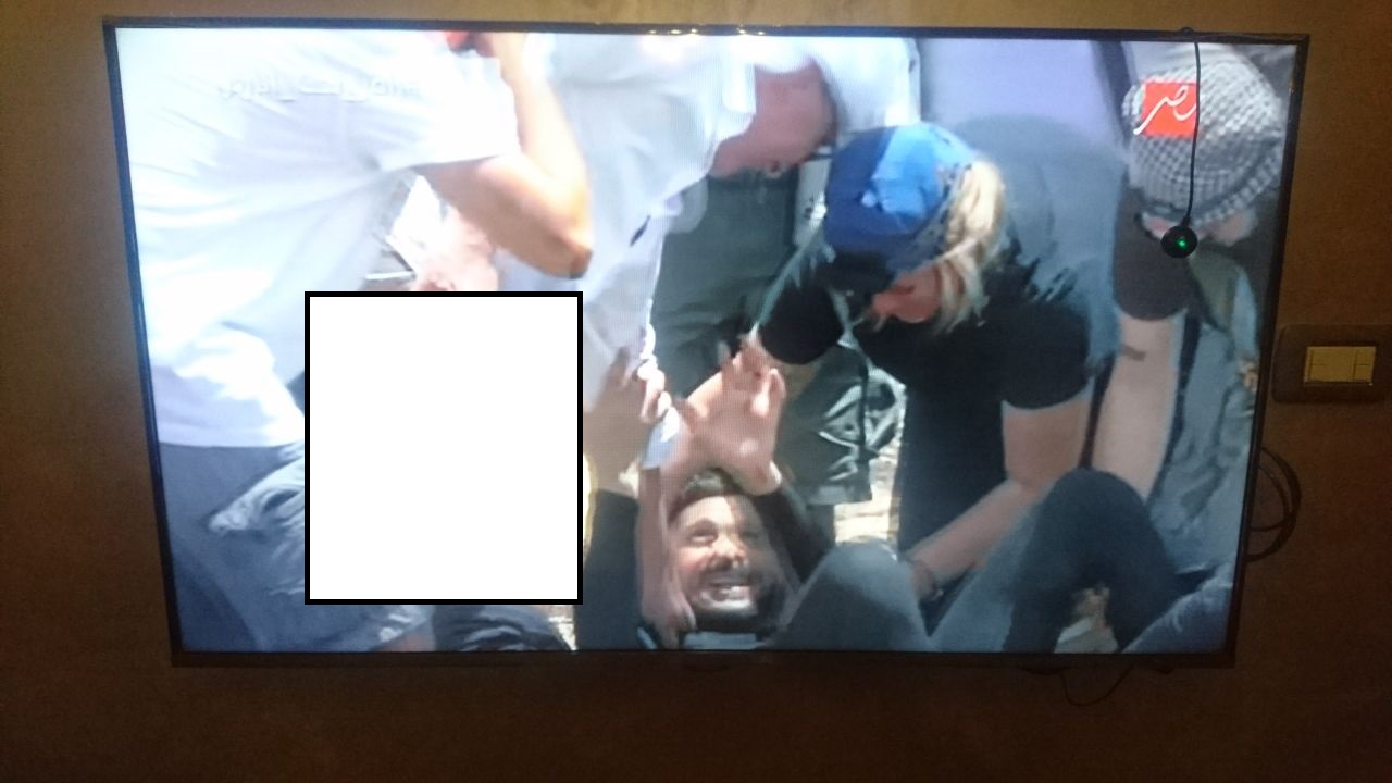 بالصور ..  فضائية MBC تسمح للتعري على الهواء لضيف رامز جلال