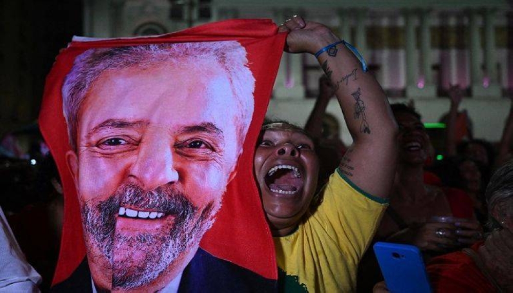 لولا من السجن إلى القصر ..  عاد لحكم البرازيل ..  وخسارة من ارتدت زوجته علم اسرائيل