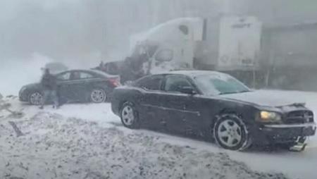 شاهد نزل من سيارته لتفادي التصادم ..  فكانت الفاجعة