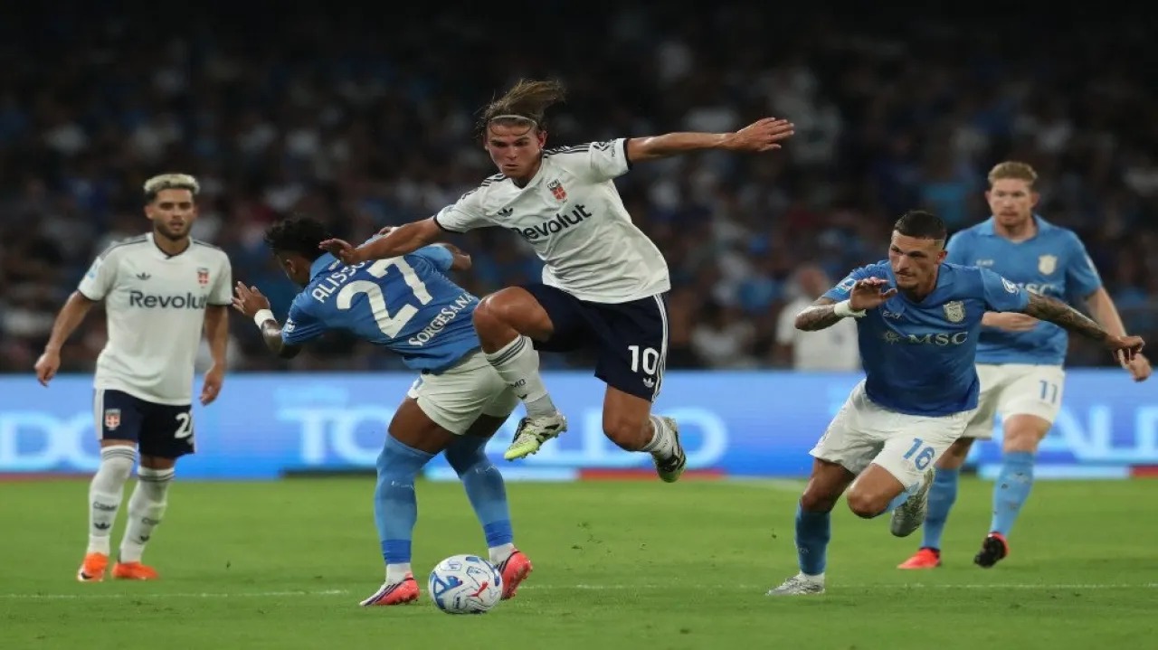 كومو يعود منتصرا من معقل نابولي للمرة الأولى في الدوري الإيطالي