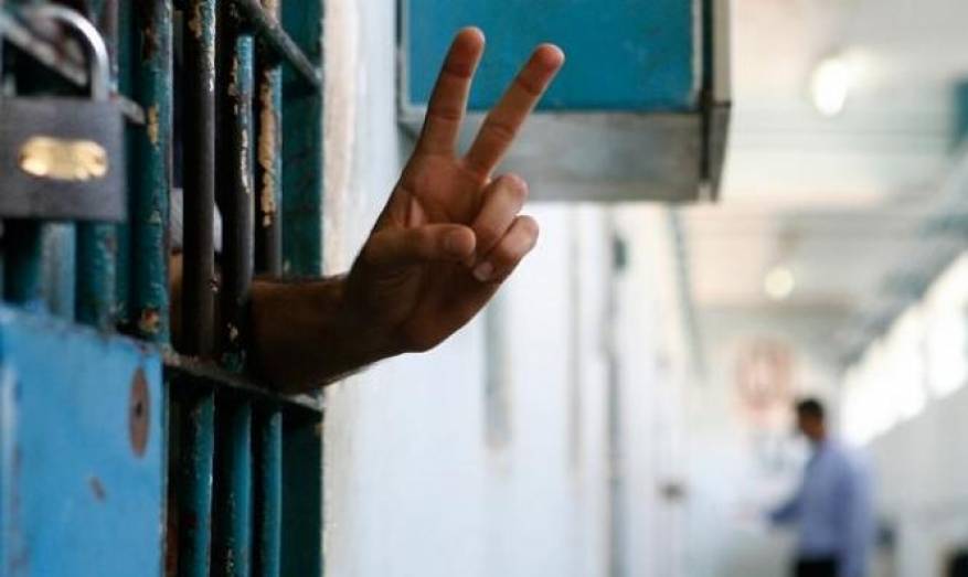  أسرى سجن عوفر يقررون تنفيذ خطوات احتجاجية 