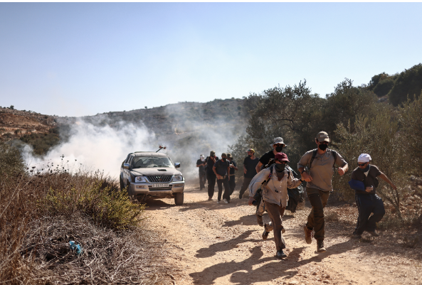 مستوطنون يقتحمون مدرسة والاحتلال يعتقل 15 فلسطينيا بالضفة