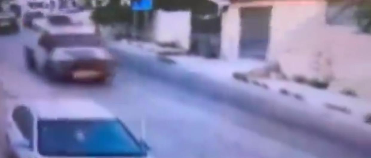 بالفيديو ..  محاولة دهس شابين من قبل جيش الاحتلال في نابلس