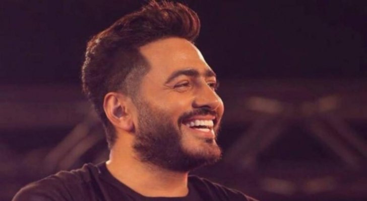 تامر حسني يتغنّى بمحبة الشعب الأردني له وهذا رده عليهم
