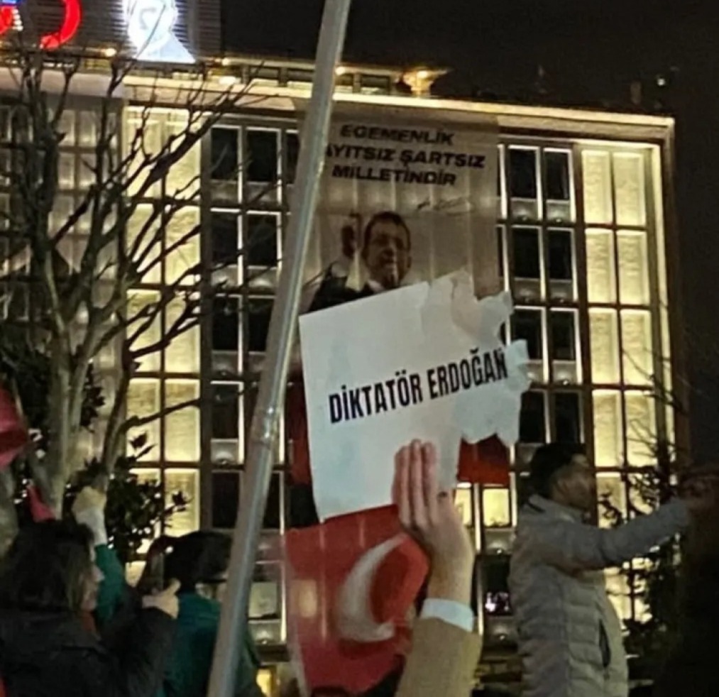 مظاهرات تطالب باسقاط اردوغان بعد اعتقال عمدة إسطنبول  