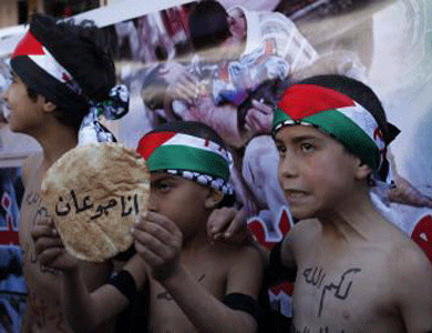 متضامنون مع مخيم ‘اليرموك’ يحاولون إغلاق مقر منظمة التحرير برام الله