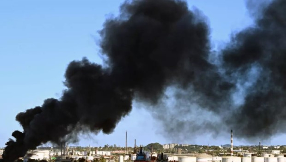 اندلاع حريق محدود بمحطة وقود في الكويت إثر سقوط شظية