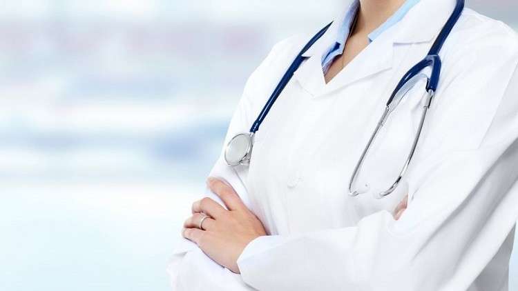 أطباء في احدى الدول يحتجون على قرار زيادة لرواتبهم!