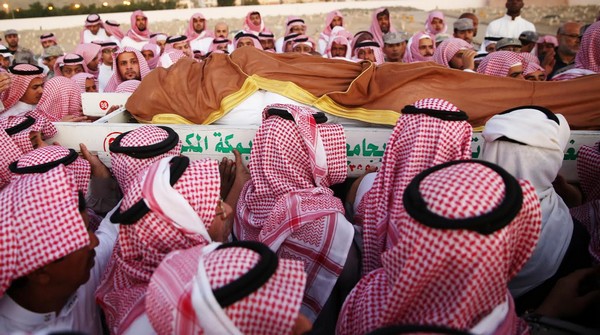 بالصور ..  الجموع تشيّع جثمان الشهيد "البلوي" فجراً في المسجد الحرام