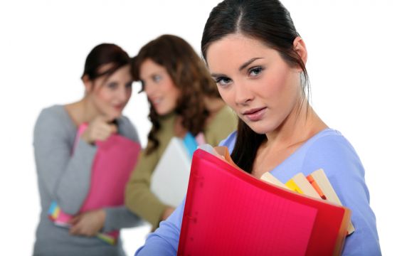 شو اعمل مع زميلتي بالمدرسة 