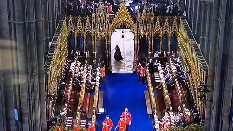 ضيف مرعب يظهر في مراسم تتويج تشارلز الثالث - فيديو