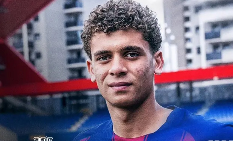 صفقة تاريخية ..  حمزة عبدالكريم أول لاعب مصري ينضم إلى برشلونة