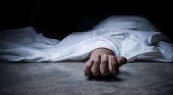 بـ "36 طعنة" ..  شاب يقتل والده ويمنع شقيقه من إسعافه  