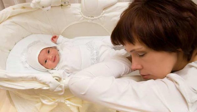 ممرضات يُكمّمن أفواه الأطفال بشريط لاصق منعاً للبكاء
