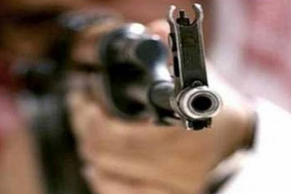 مواطن يطلق النار على شخصين في ظروف غامضة بجازان