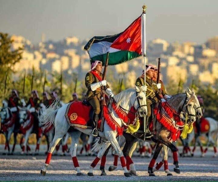 الأردنيون يحتفلون بعيد الاستقلال الـ77