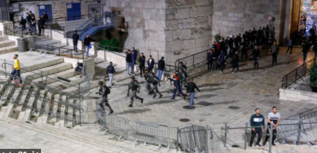 الإحتلال يطلب من الفلسطينيين "تهدئة أمنية" في القدس ..  والسلطة لا تُجيب