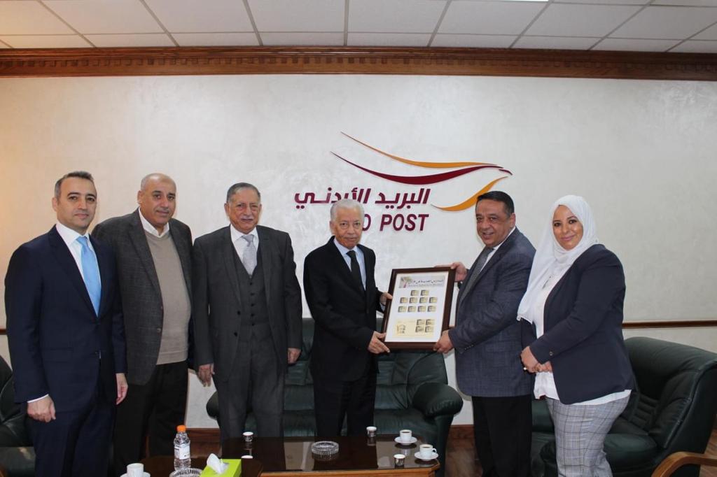 العين القاضي يتسلم برواز أول إصدار لطابع مدرسة سعود القاضي 