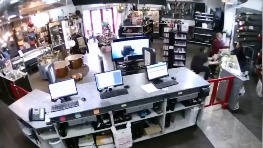  شاهد ..  ام كادت ان تقتل ابنها لحظة فحصها بندقية