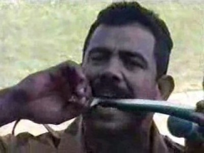 بالفيديو .. أسطورة الصاعقة المصرية  ..  ياكلون الفراخ حية والثعابين والمارينز الامريكي لم يحتمل