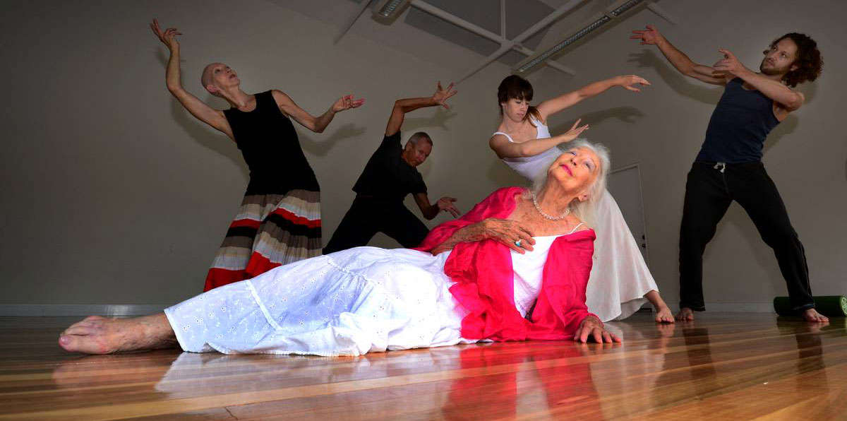 بالصور ..  راقصة عمرها 102 عام لا تَزال ترقص على المسارح