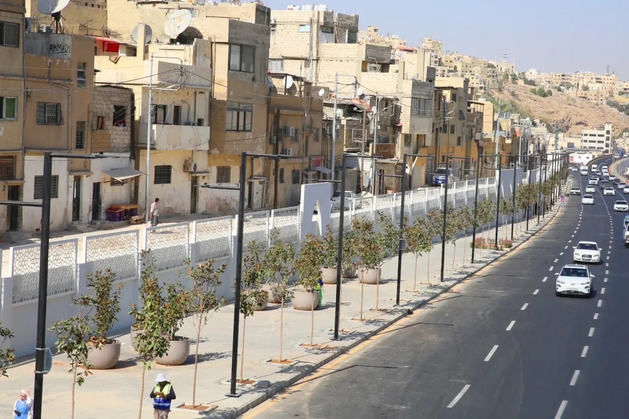 الامانة تباشر أعمال توسعة شارع الجيش في منطقة المحطة