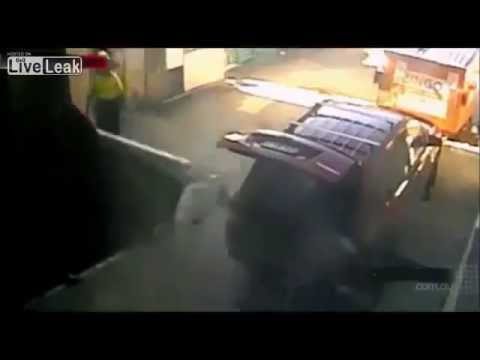 بالفيديو: سرعة بديهة فتاة تنقذها من الموت أسفل شاحنة ضخمة