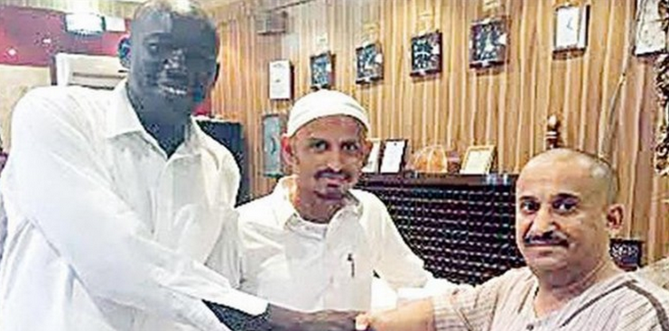 أمانة سائق سوداني تعيد 9 آلاف ريال لحاجة يمنية