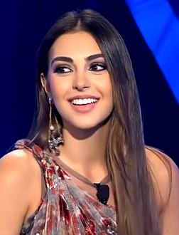 فاليري أبو شقرا في صورة عائلية ..  وزوجها يُخفي وجه بناته!