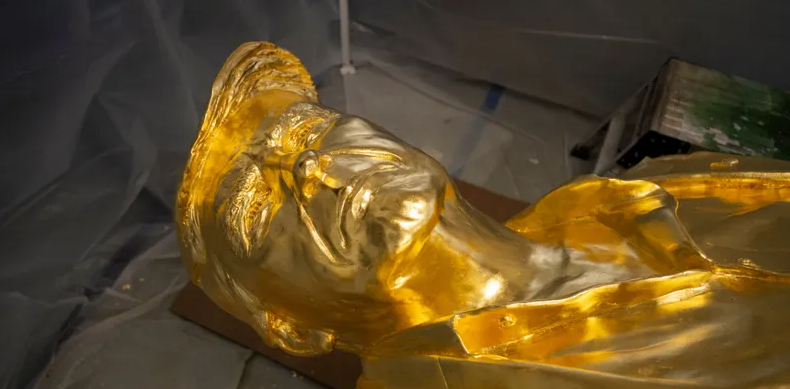 "نزاع مالي" يوقف العمل على تمثال ترامب الذهبي