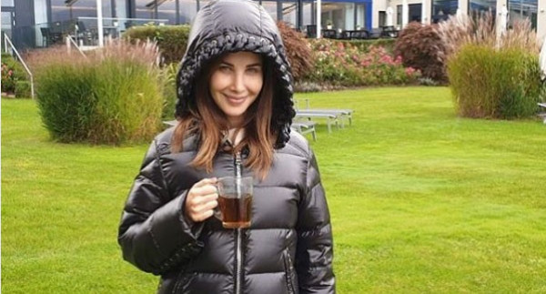 نانسي عجرم تسخر من قصر قامتها بمساعدة زوجها وحسن الشافعي يتدخل ..  صورة