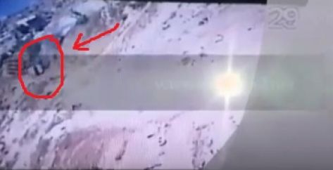 بالفيديو ..  سقوط باص من جبل ووفاة طفل بداخله في جبل فيصل