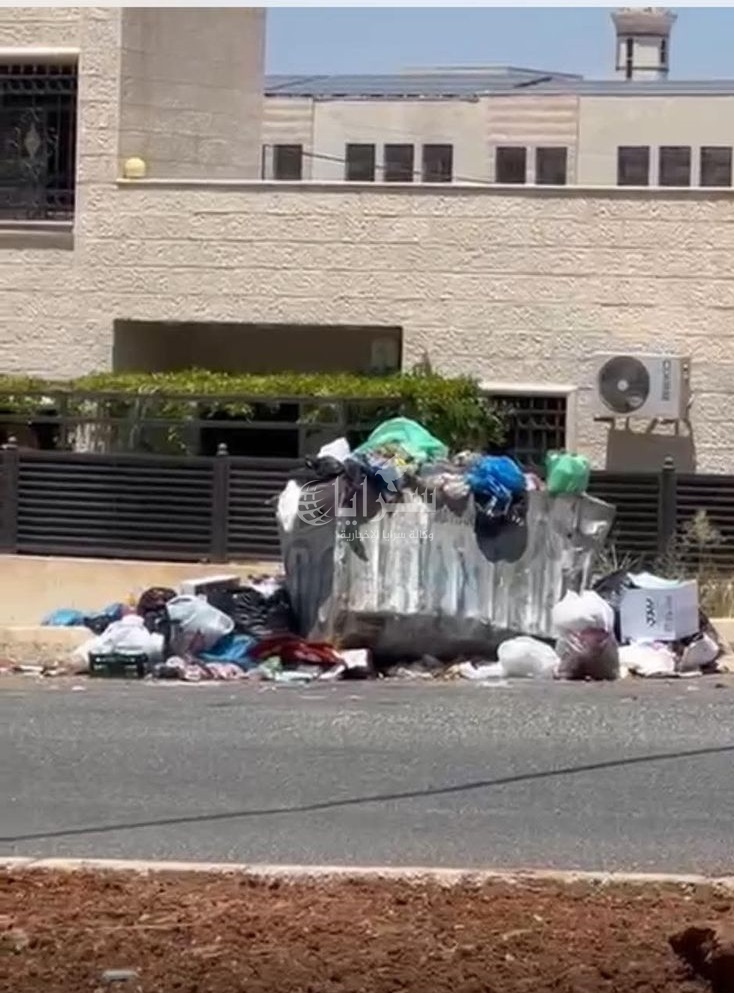 مدينة الشرق في الزرقاء بلا حاويات ..  القمامة تفضح تقصير شركة الموارد  ..  صور 