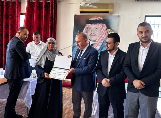 مدير " الشؤون الفلسطينية " يكرم جمعيات خيرية في مخيم البقعة