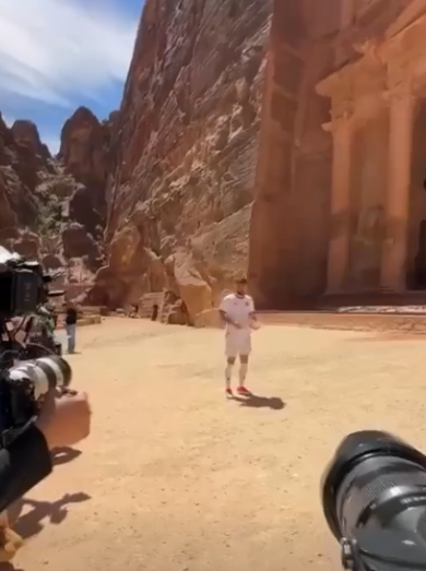 النشامى‬⁩ خلال جلسة تصوير في البترا للترويج لمشاركة ⁧الأردن‬⁩ في مونديال 2026 ..  فيديو