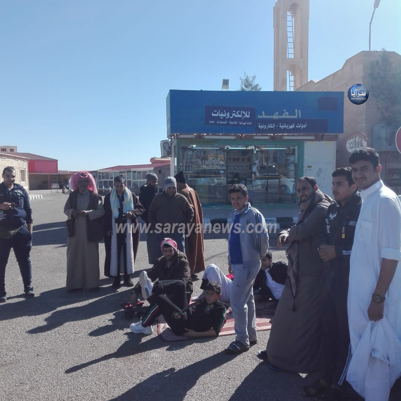 بالصور .. معتمرين اردنيين عالقين على الحدود الاردنية  .. والمكتب المنظم لسرايا :تم ارسال حافلة لهم 
