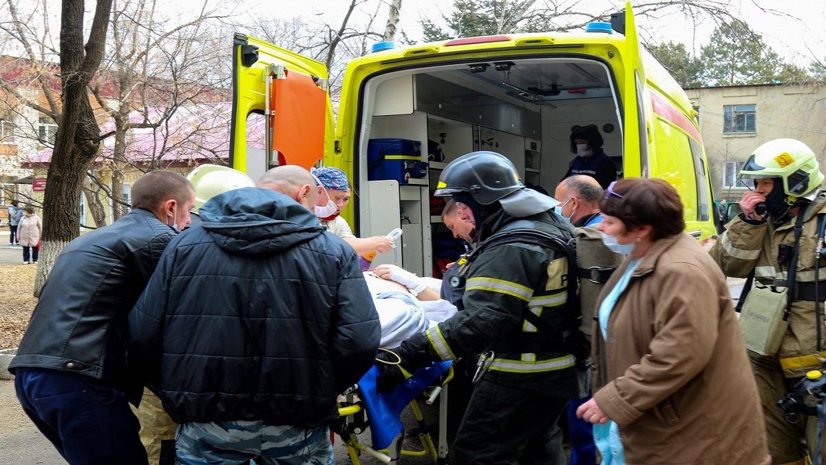 بالفيديو  ..  أطباء ينجزون عملية قلب مفتوح رغم النيران المشتعلة في مستشفى روسي 