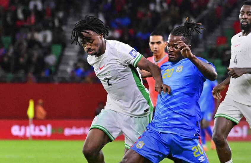 "بسبب السحر" ..  مشادة قوية بين مدرب نيجيريا ولاعبي الكونغو الديمقراطية - (فيديو)