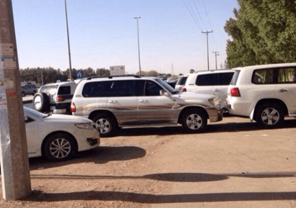 سعودي يحتجز سيارة مسروقة بطريقته الخاصة قرب مقهى بالرياض  .. صورة