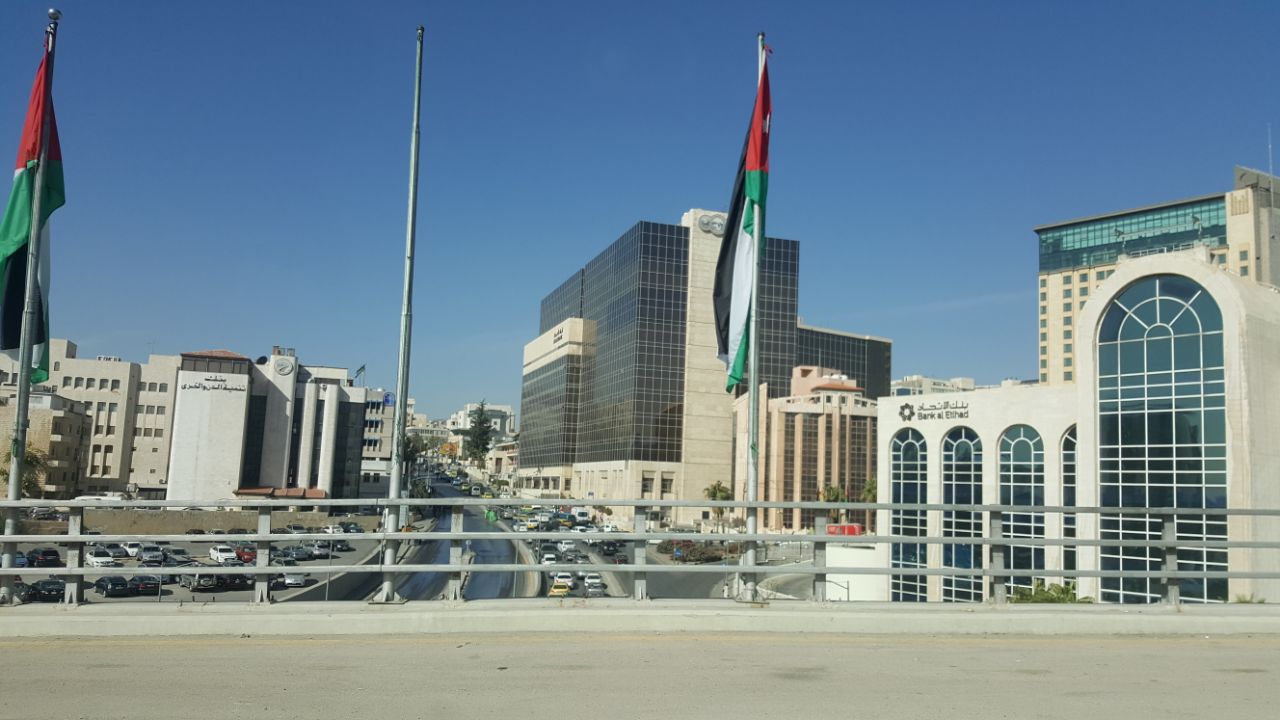 عمان : تسرب ديزل في الشميساني يتسبب بحوادث مرورية وتحويل الطريق