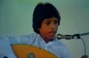 بالفيديو ..  مقطع مسرب للطفل "راشد الماجد" يغني أولى أغنيات نوال الكويتية يحصد آلاف المشاهدات