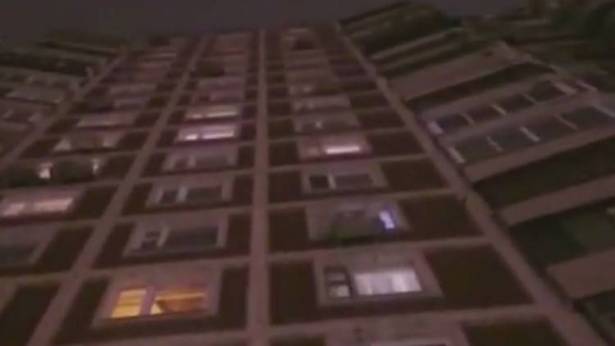 بالفيديو  ..  سقطت من الطابق الـ14 في موسكو وبقيت على قيد الحياة