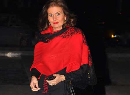 يسرا فتاة عشرينية ببنطلون جلدي ضيق أثناء تكريمها هي وخالد أبو النجا ..  صور