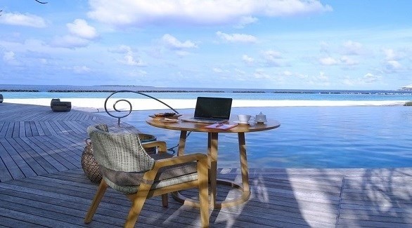 منتجع في المالديف يقدم لك مكتباً فاخراً على الشاطئ