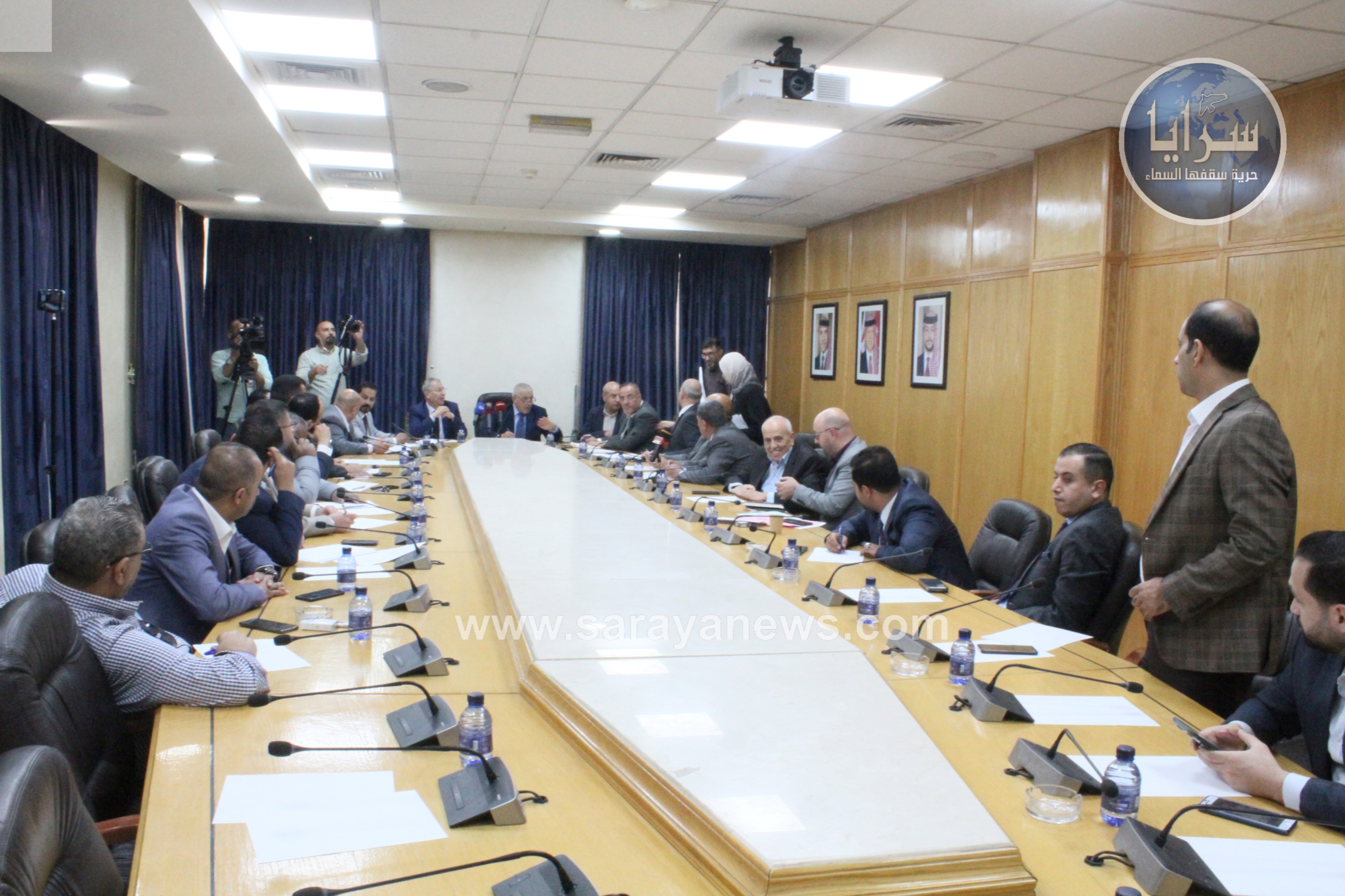 بالفيديو و الصور  ..  نواب يفتحون النار على وزارة الصحة بعد تأخر صرف رواتب اطباء الاختصاص في مستشفى الملك المؤسس