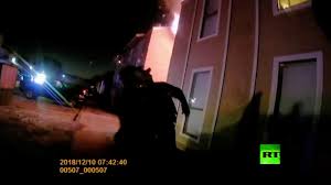 بالفيديو ..  شاهد شرطي يلتقط طفلا قفز من نافذة بيت يحترق 