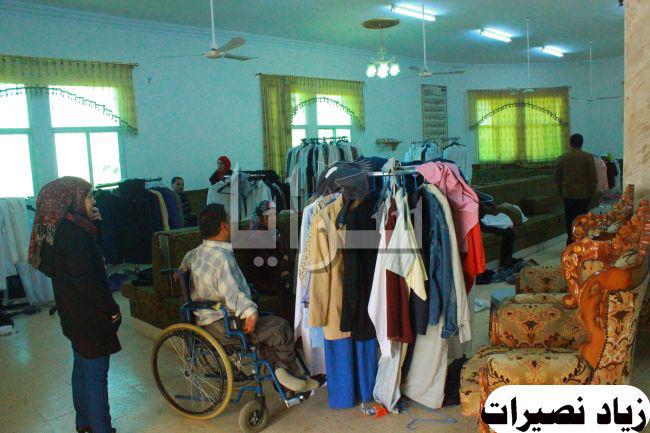 بالصور  ..  ذوي الإحتياجات الخاصة يوزعون المساعدات في إربد