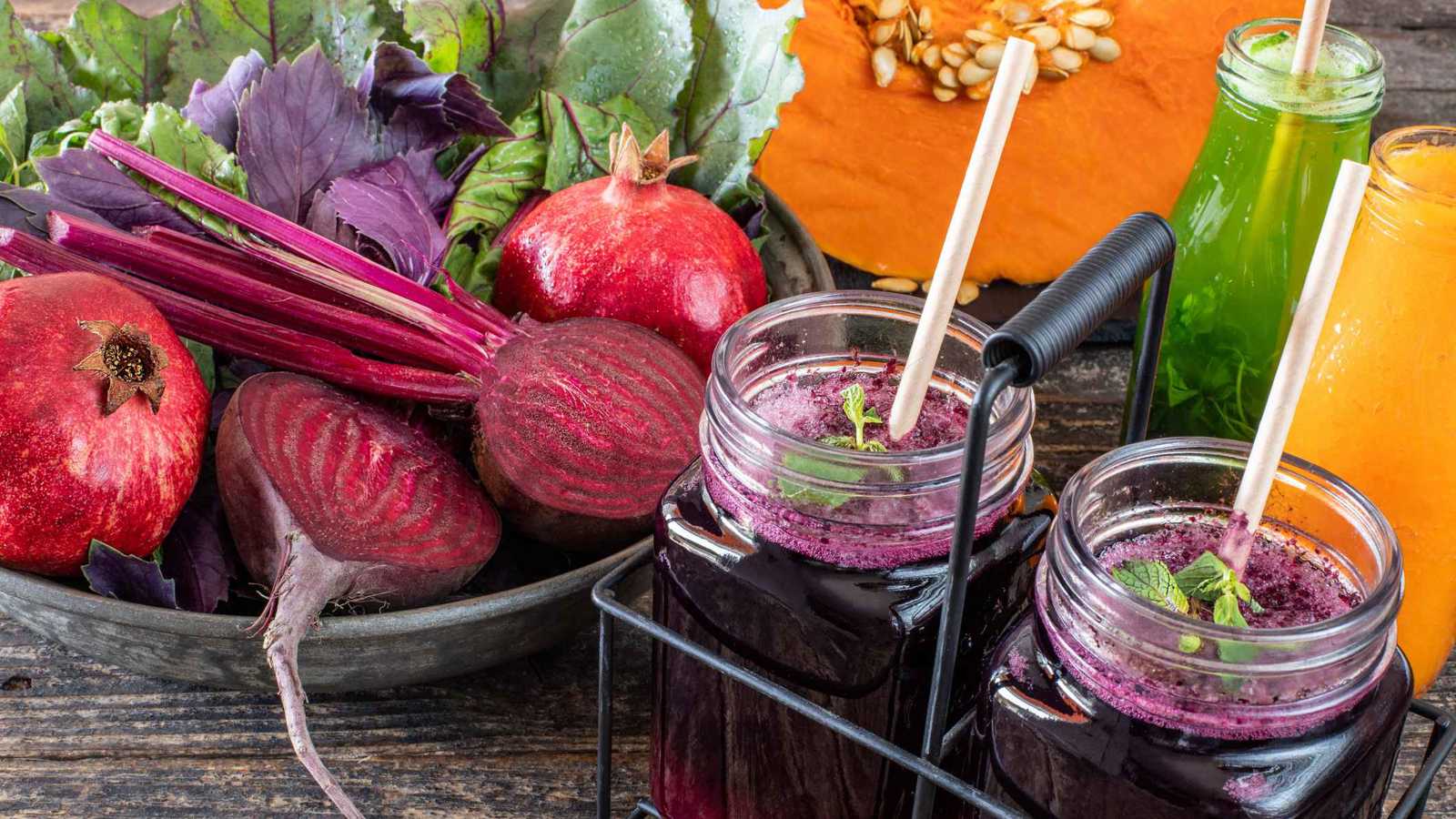 عصير الشمندر أم الرمان ..  أيهما الأفضل لخفض ضغط الدم؟ 